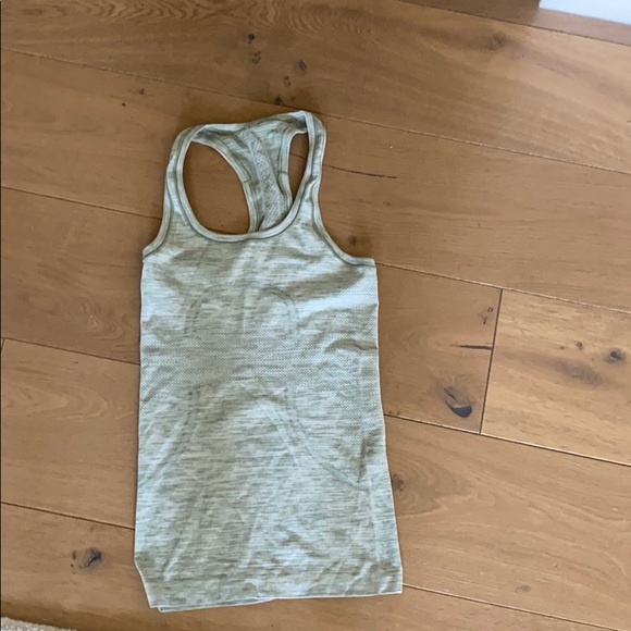 Lululemon tank - Picture 1 of 3